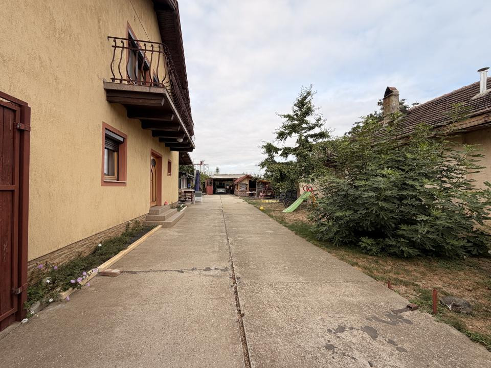 Casa individuala, 300 mp, utili, 1100 mp gradina   - Sag