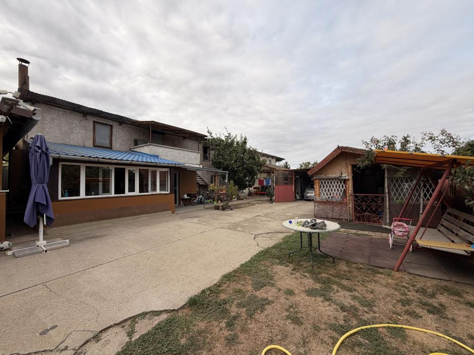 Casa individuala, 300 mp, utili, 1100 mp gradina   - Sag