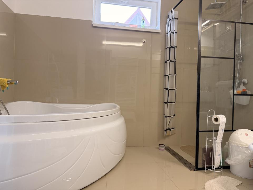 Casa individuala, 300 mp, utili, 1100 mp gradina   - Sag