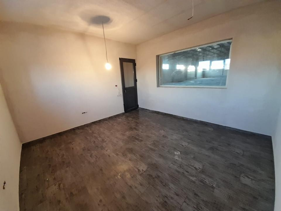 Hala cu 600 mp utili, 4 incaperi de birouri - Mehala