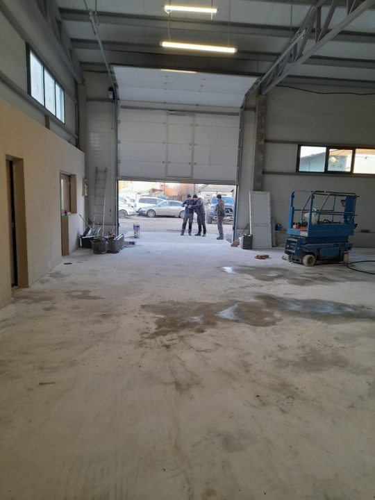 Hala cu 600 mp utili, 4 incaperi de birouri - Mehala