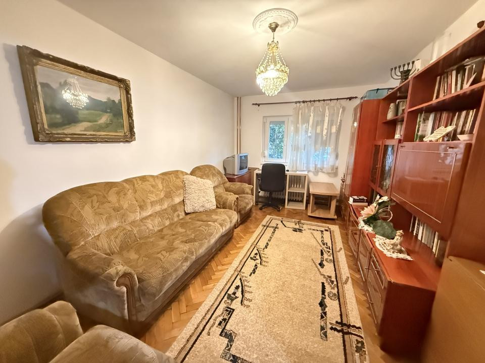 Apartament cu 3 camere, decomandat, parter - Lipovei