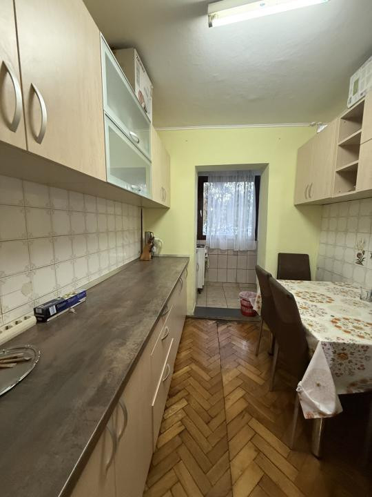 Apartament cu 3 camere, decomandat, parter - Lipovei