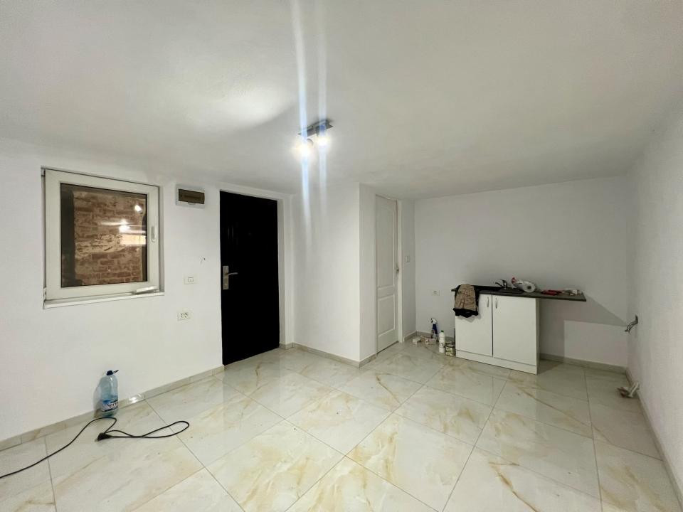 Apartament cu 2 camere, 40 mp utili, demisol - Zona Balcescu