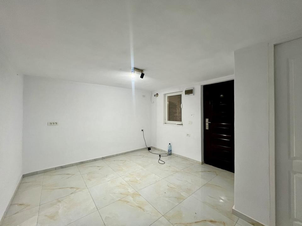 Apartament cu 2 camere, 40 mp utili, demisol - Zona Balcescu