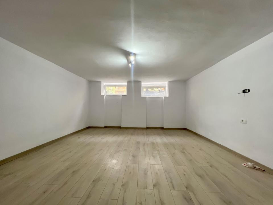 Apartament cu 2 camere, 40 mp utili, demisol - Zona Balcescu