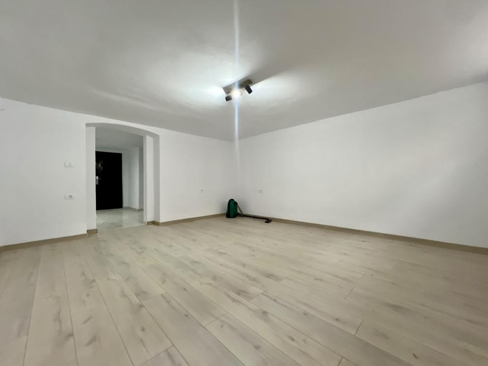 Apartament cu 2 camere, 40 mp utili, demisol - Zona Balcescu