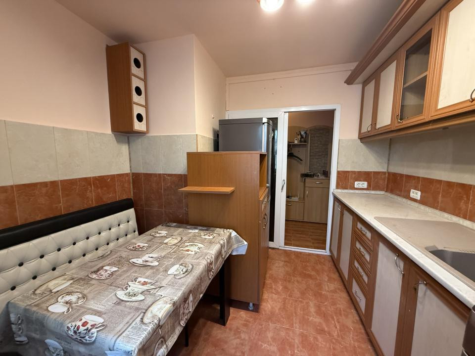 Apartament cu 3 camere, decomandat, 68 mp utili, etaj 1 - Girocului