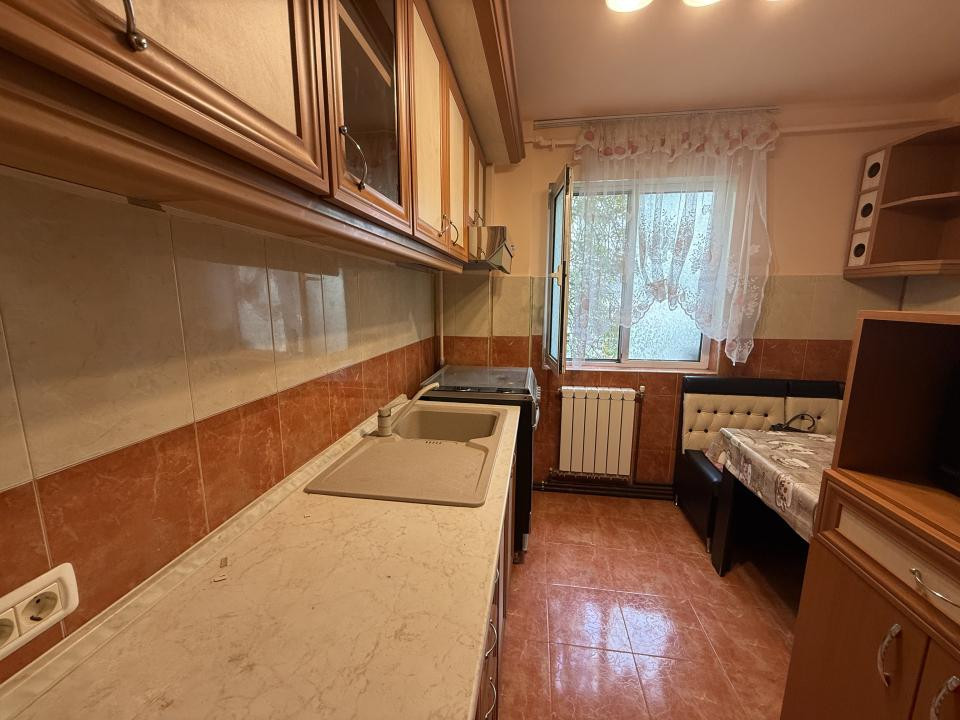Apartament cu 3 camere, decomandat, 68 mp utili, etaj 1 - Girocului