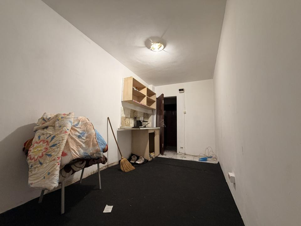 Garsoniera 12 mp, etaj 3  ideala pentru investitie - Buziasului 