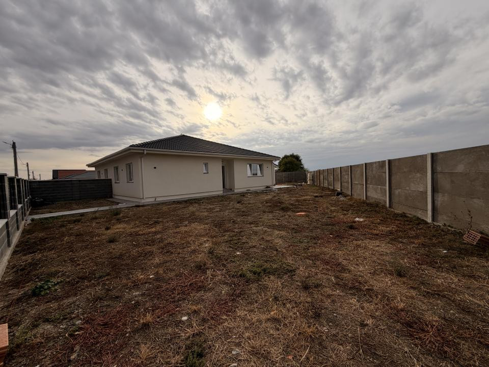 Duplex cu 3 camere, 80 mp utili, 16 mp terasa, 463 mp teren - Sag