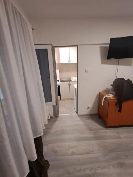 Garsoniera , 22 mp, renovata, mobilata si utilata - Calea Buziasului 