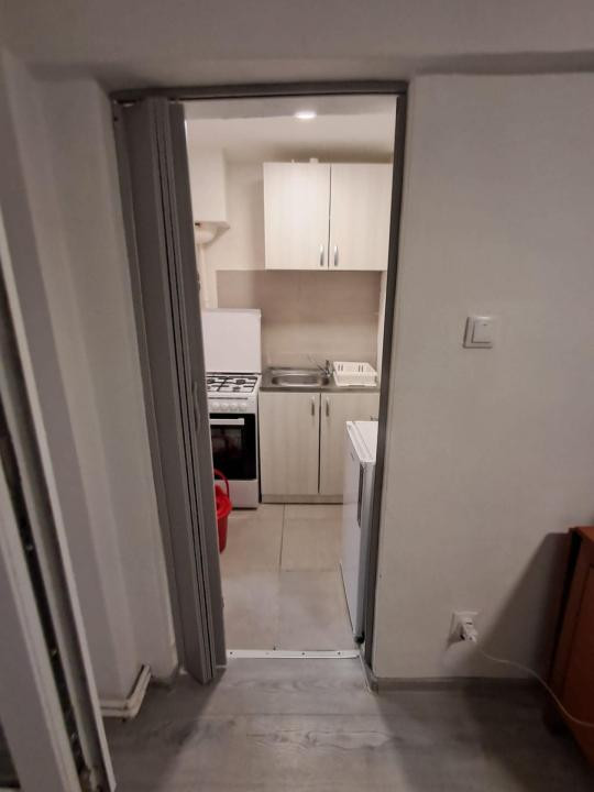 Garsoniera , 22 mp, renovata, mobilata si utilata - Calea Buziasului 