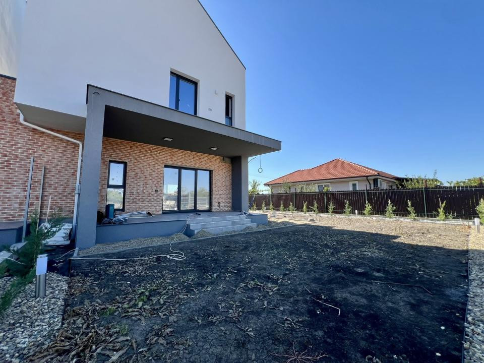 Triplex modern, 4 camere, 103 mp utili, 316 mp teren - Zona Sacalaz