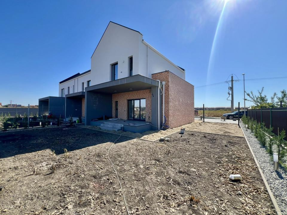 Triplex modern, 4 camere, 103 mp utili, 316 mp teren - Zona Sacalaz
