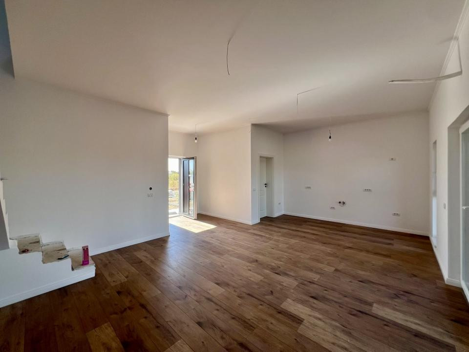 Triplex modern, 3 camere, 80 mp utili, 216 mp teren - Zona Sacalaz