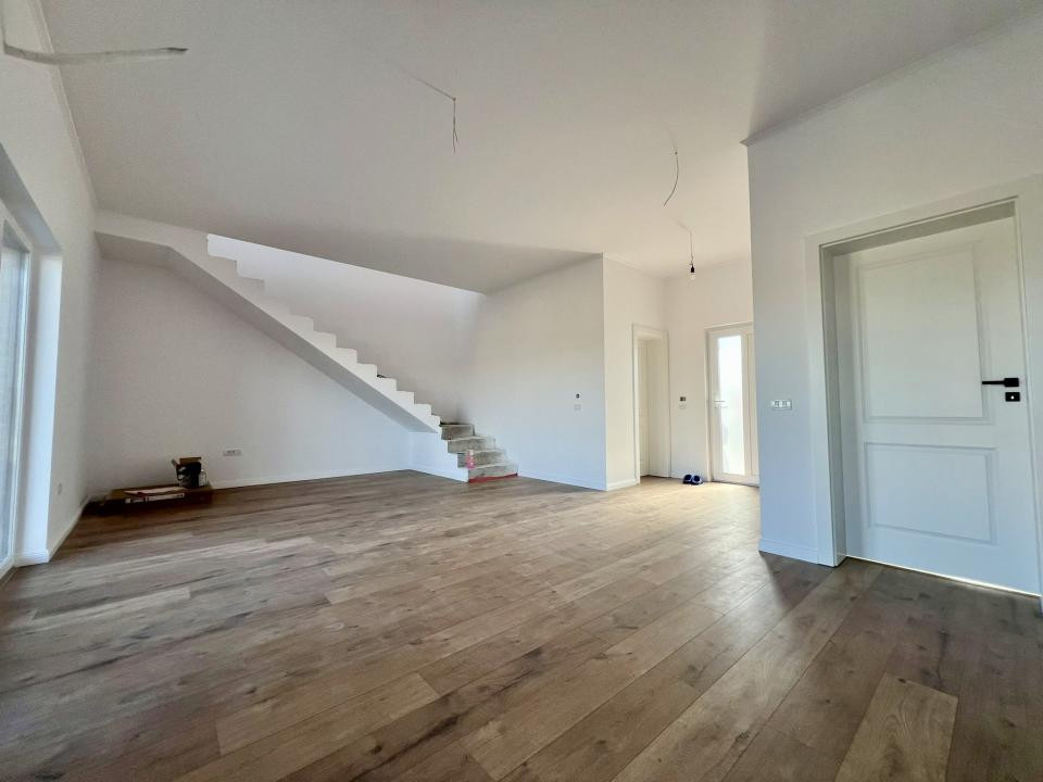 Triplex modern, 3 camere, 80 mp utili, 216 mp teren - Zona Sacalaz