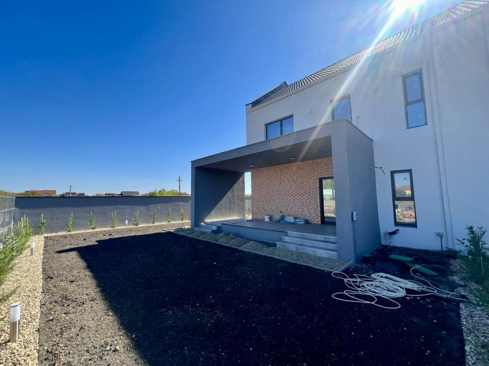 Triplex modern, 4 camere, 103 mp utili, 316 mp teren - Zona Sacalaz