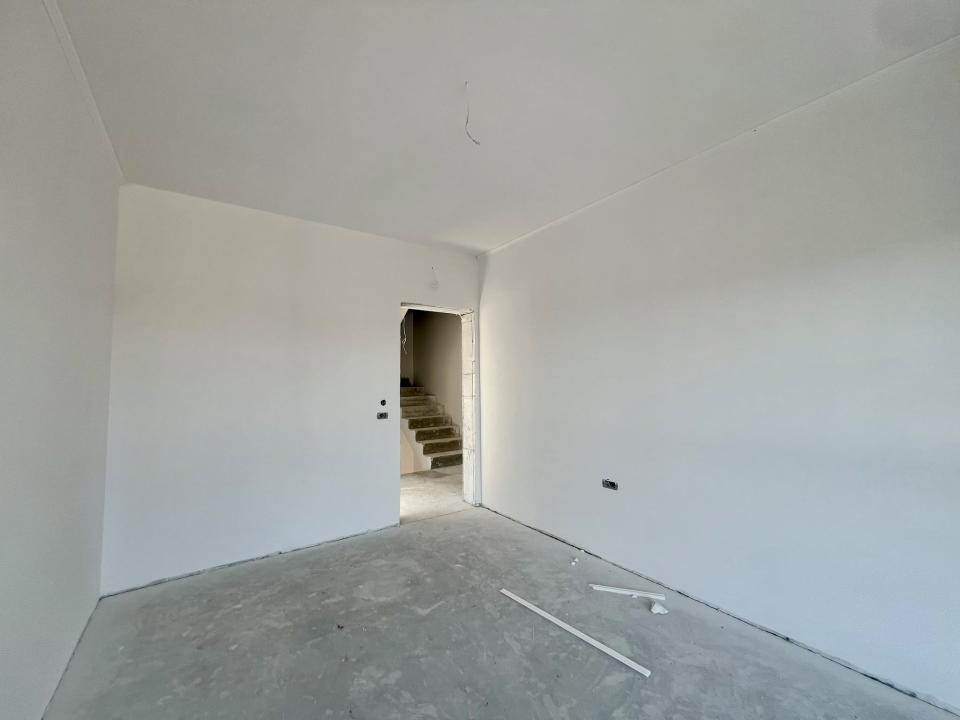 Triplex modern, 4 camere, 103 mp utili, 316 mp teren - Zona Sacalaz