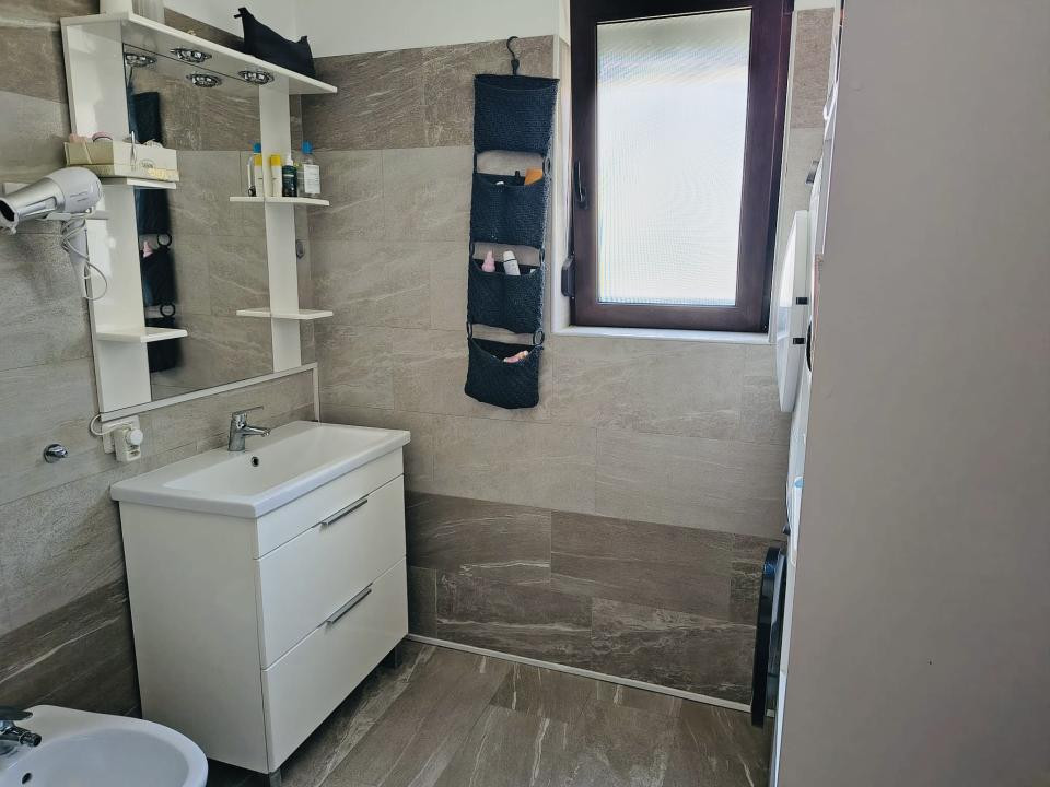 Apartament 4 camere, decomandat, 83mp utili, terasa 17mp in Giroc 