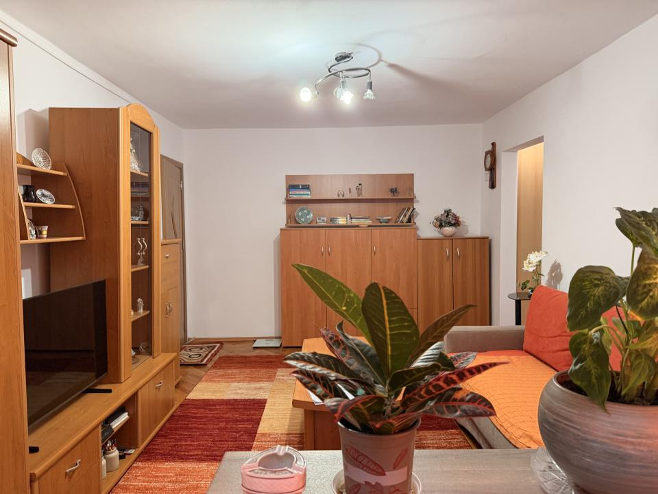 Apartament 2 camere, decomandat, 42 mp utili, etaj 1 - Girocului