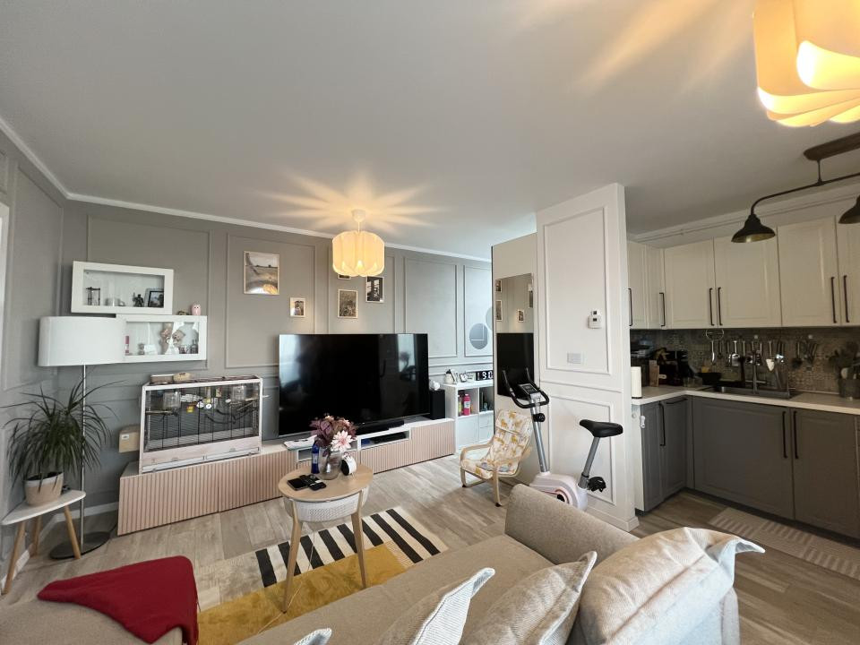 Apartament de lux, 3 camere, 60 mp utili, etaj 5/8, mobilat - Aradului