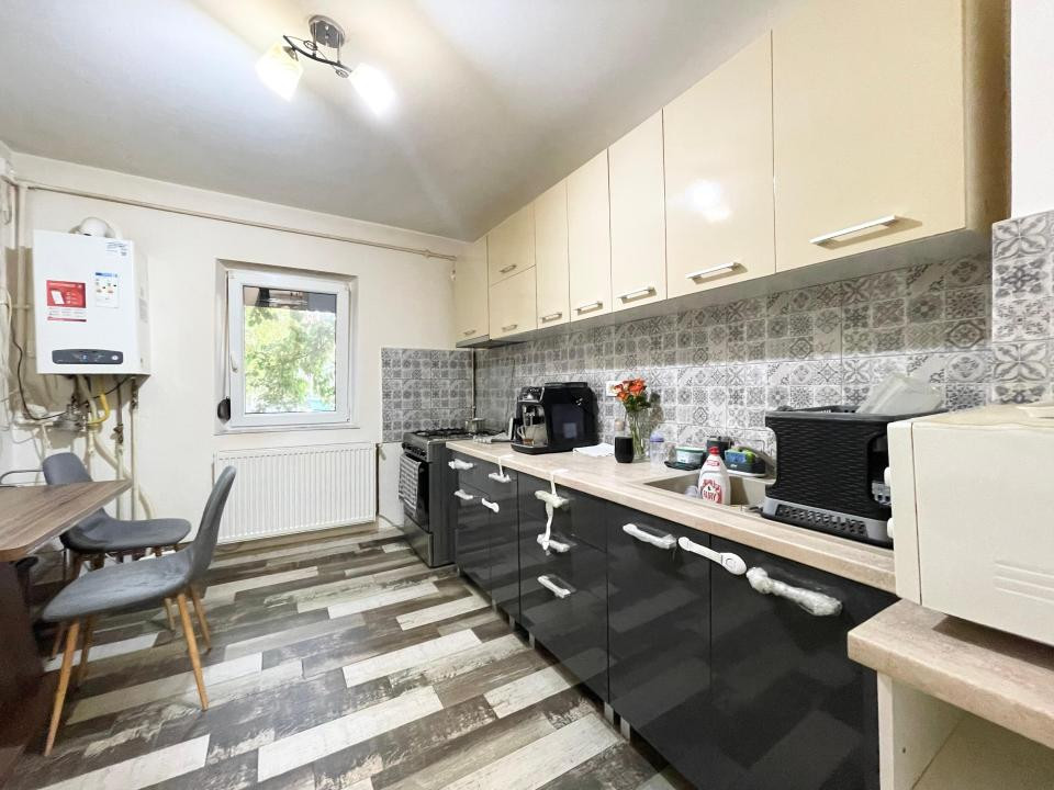 Apartament decomandat 3 camere, 2 bai la parter - zona Soarelui