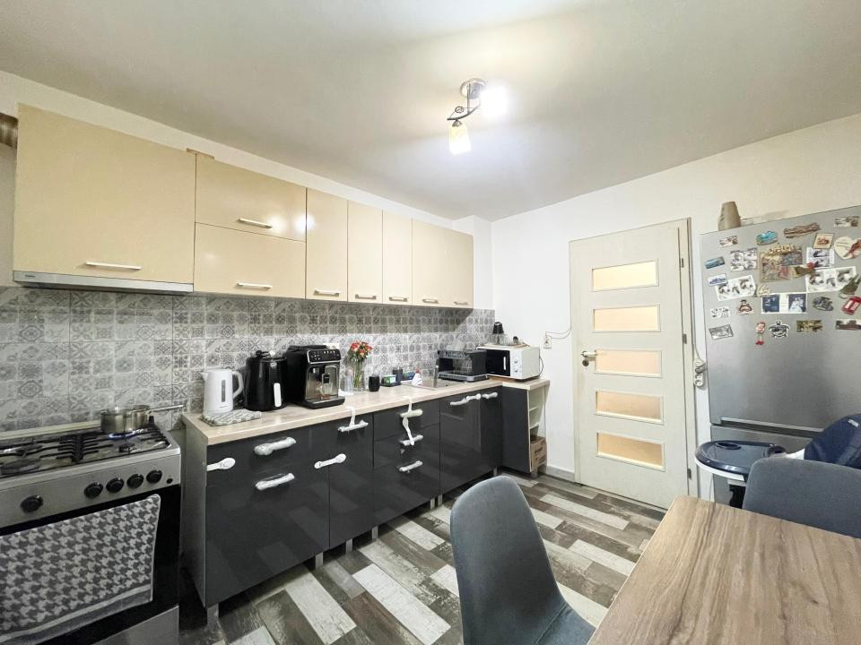 Apartament decomandat 3 camere, 2 bai la parter - zona Soarelui