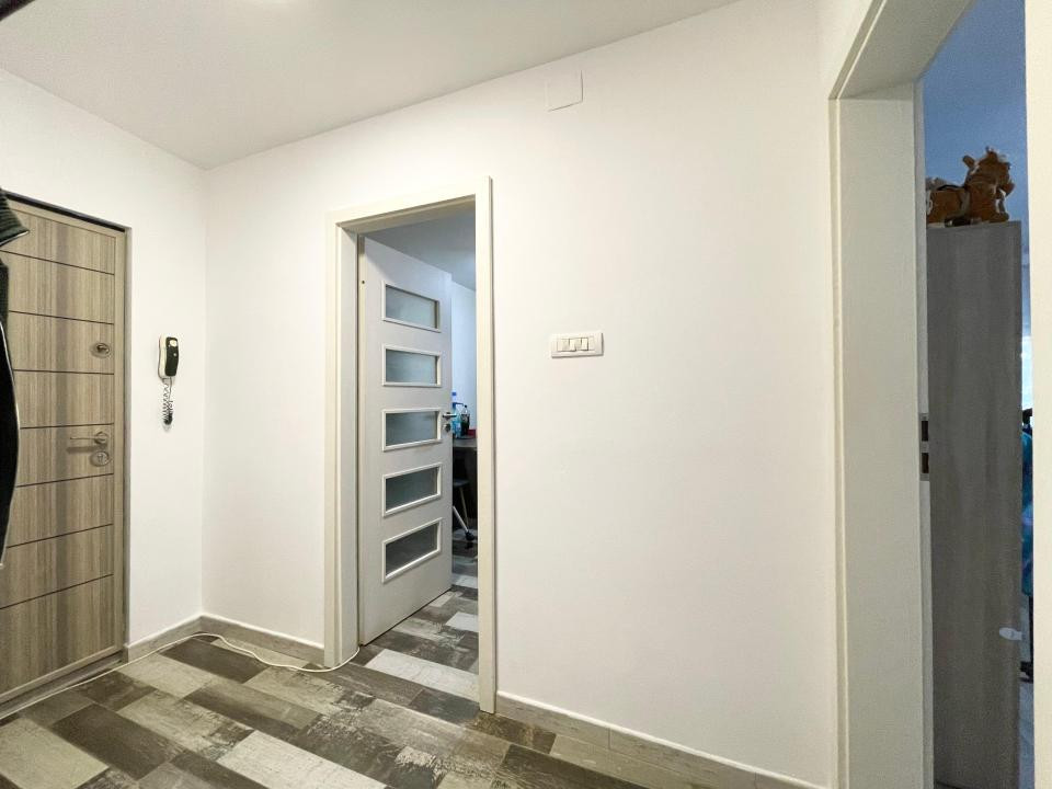 Apartament decomandat 3 camere, 2 bai la parter - zona Soarelui