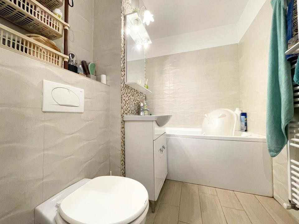 Apartament decomandat 3 camere, 2 bai la parter - zona Soarelui