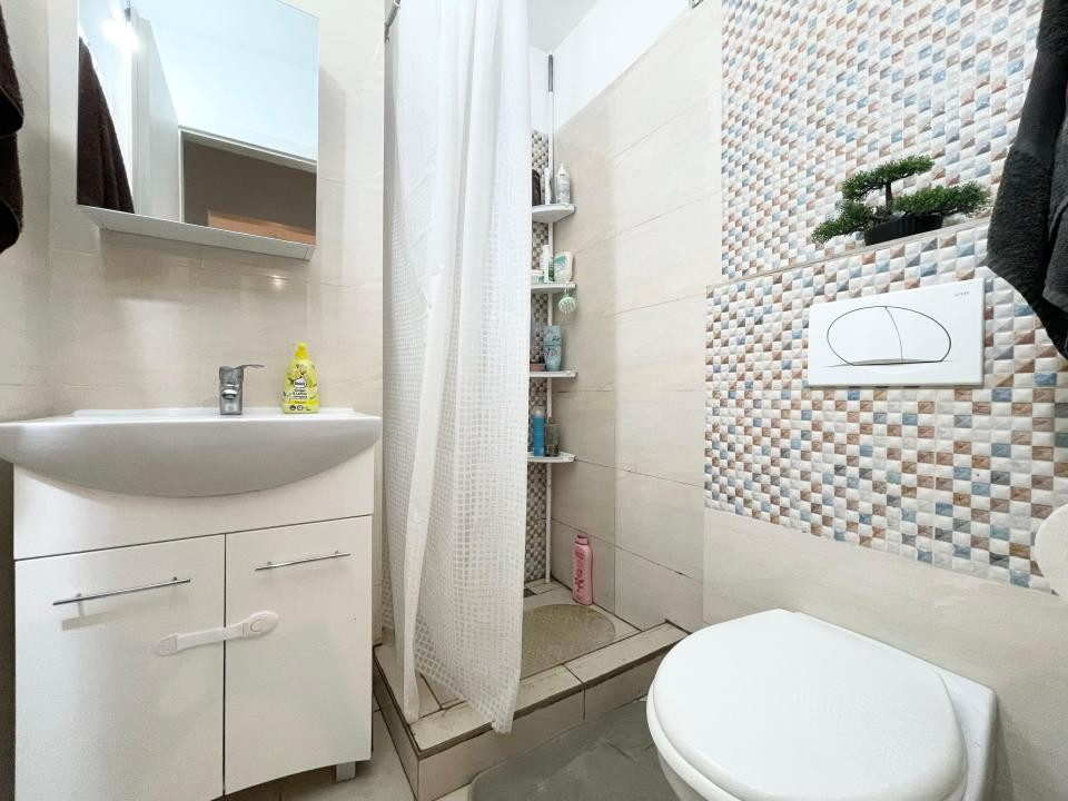 Apartament decomandat 3 camere, 2 bai la parter - zona Soarelui