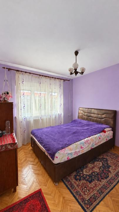 Apartament spatios, 3 camere, 55 mp utili, etaj 3 - zona Lipovei