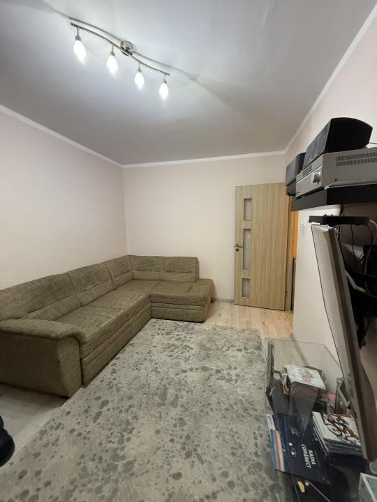 Apartament renovat, 2 camere, etaj 1 - Piata Doina