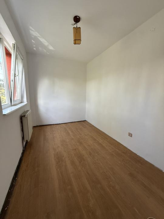 Apartament cu 3 camere, etaj 3, semidecomandat - Dacia