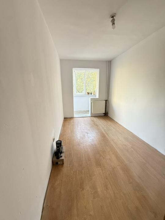 Apartament cu 3 camere, etaj 3, semidecomandat - Dacia