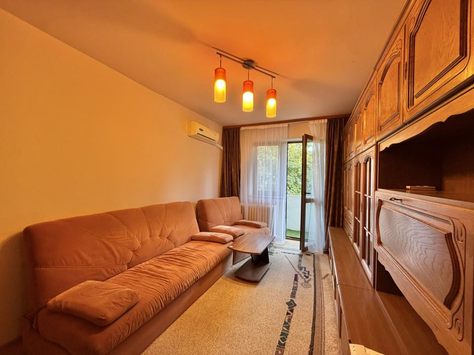 Apartament 4 camere, semidecomandat, etaj 3, zona Dacia 