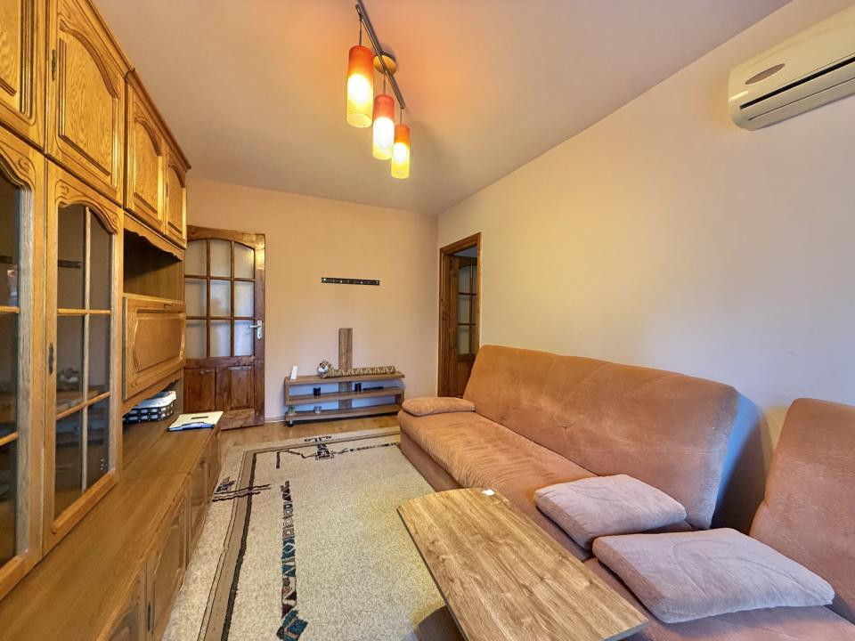 Apartament 4 camere, semidecomandat, etaj 3, zona Dacia 