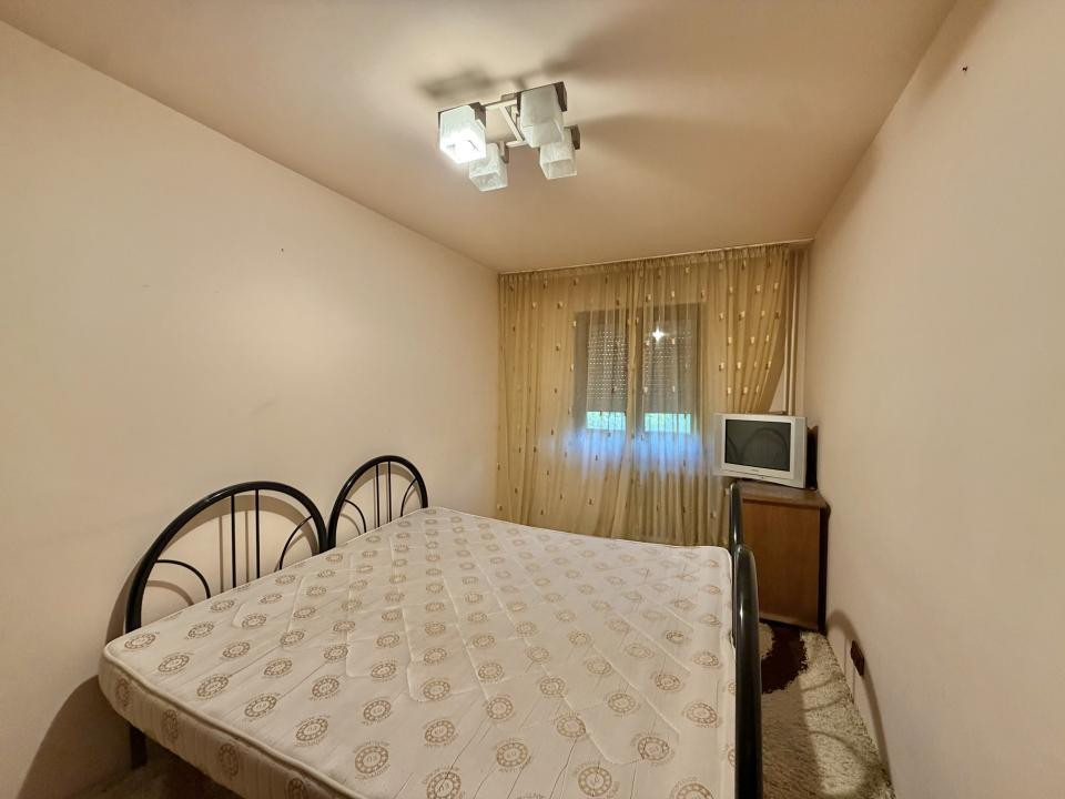 Apartament 4 camere, semidecomandat, etaj 3, zona Dacia 