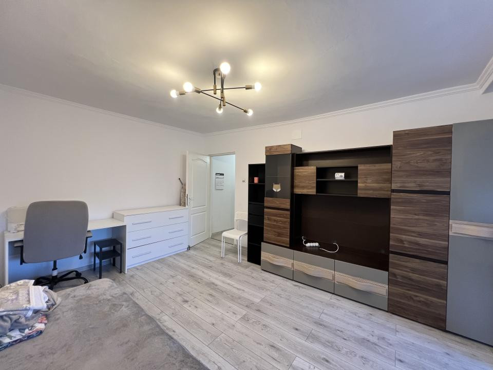 Apartament, 2 camere, 40 mp utili, etaj 3, centrala proprie -Girocului