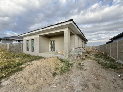 Casa individuala, 4 camere, 100mp utili, 533mp teren in Sanmihaiul Roman 