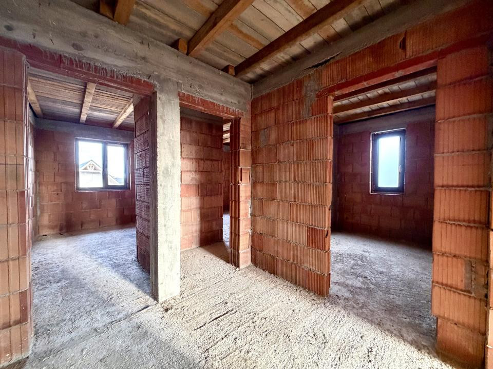 Duplex la rosu, 4 camere, 118 utili, 389 mp teren - Sanandrei