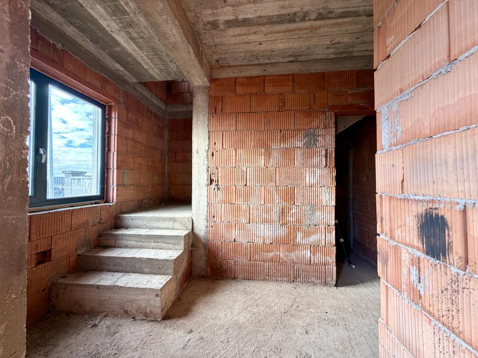 Duplex la rosu, 4 camere, 118 utili, 389 mp teren - Sanandrei