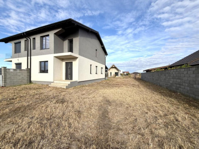 Duplex la rosu, 4 camere, 118 utili, 389 mp teren - Sanandrei