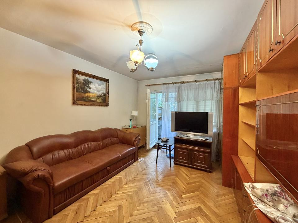 Apartament 4 camere, decomandat, etaj 1, zona Dambovita 