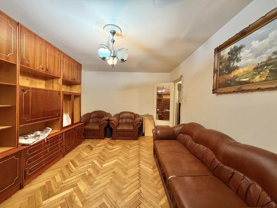 Apartament 4 camere, decomandat, etaj 1, zona Dambovita 