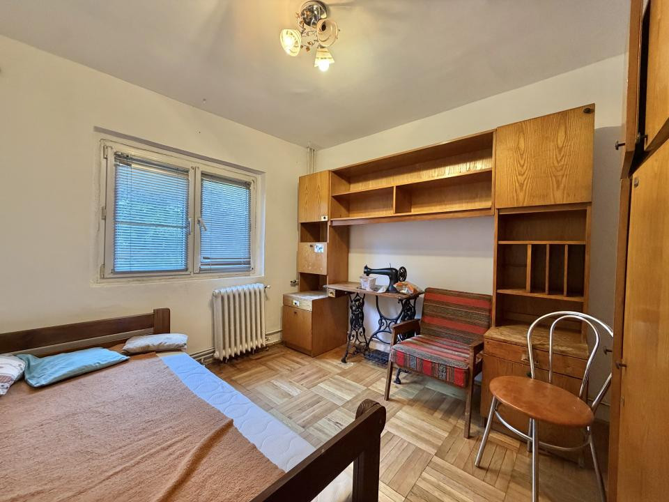 Apartament 4 camere, decomandat, etaj 1, zona Dambovita 