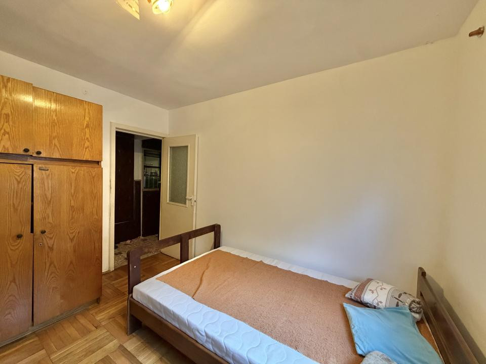 Apartament 4 camere, decomandat, etaj 1, zona Dambovita 