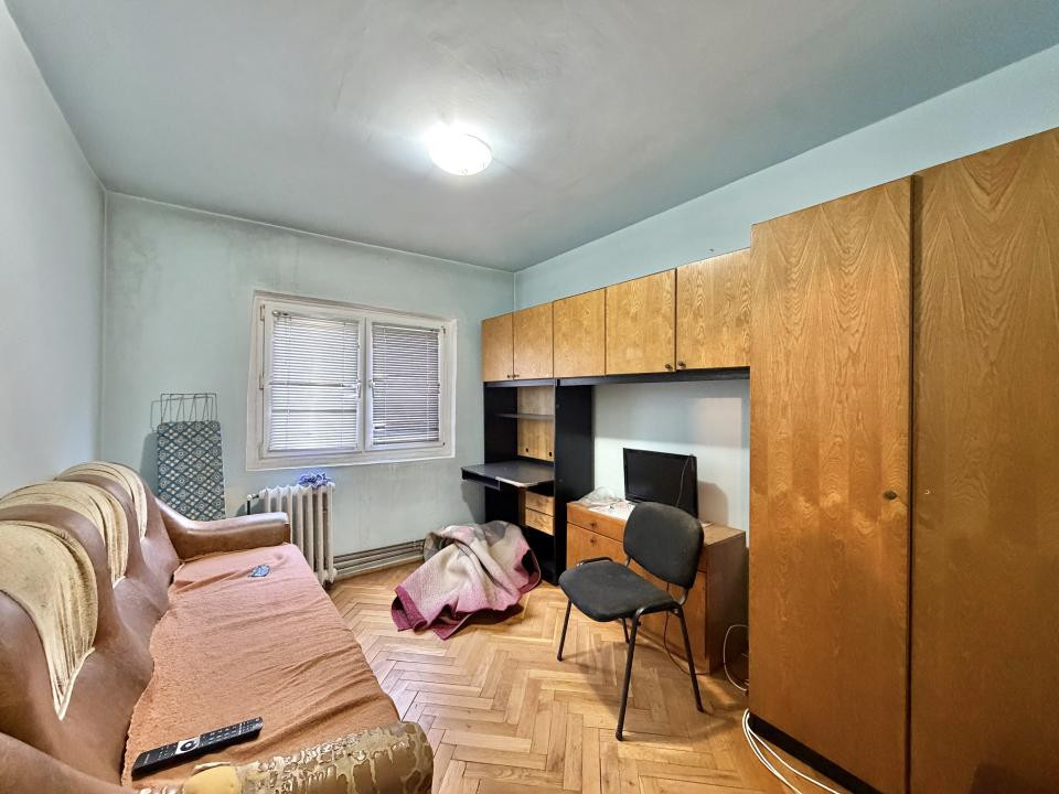 Apartament 4 camere, decomandat, etaj 1, zona Dambovita 