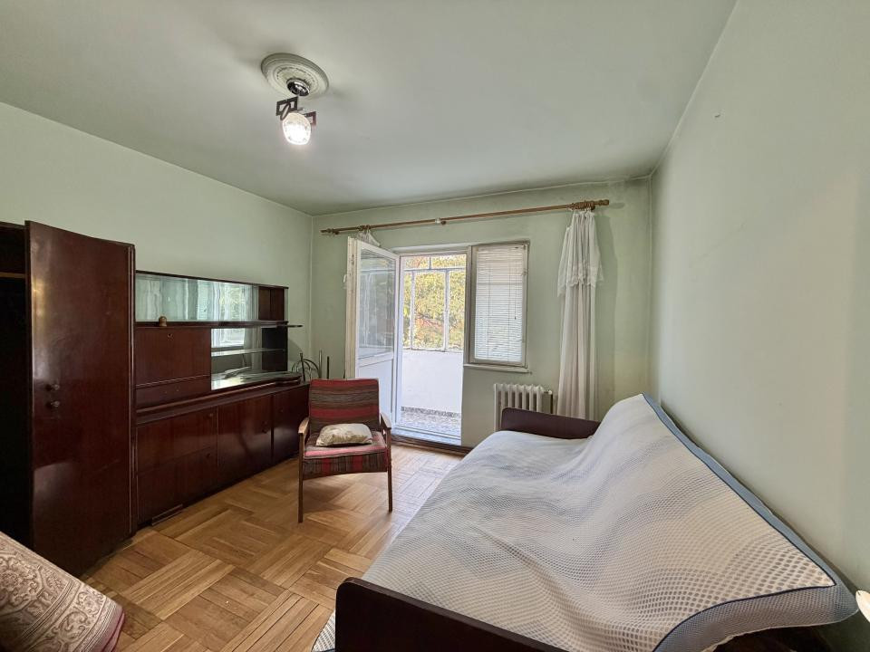 Apartament 4 camere, decomandat, etaj 1, zona Dambovita 