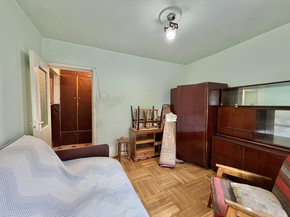 Apartament 4 camere, decomandat, etaj 1, zona Dambovita 